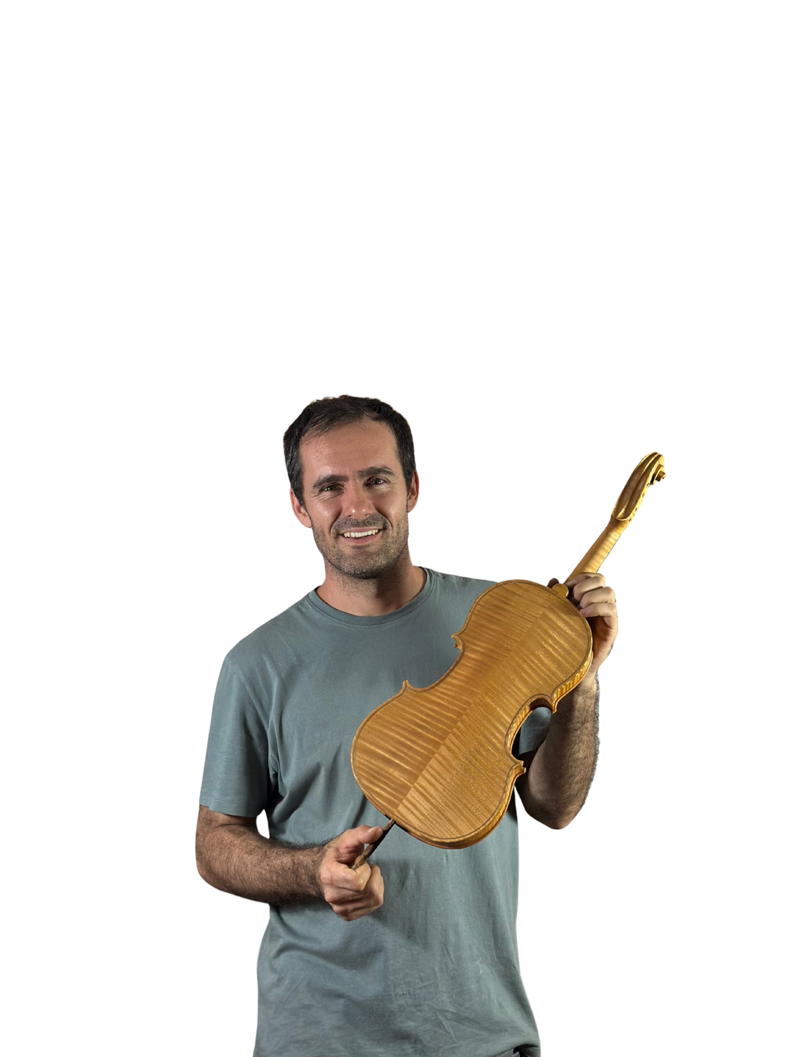 Rogério Fagundes segurando o tampo de um violino no ateliê